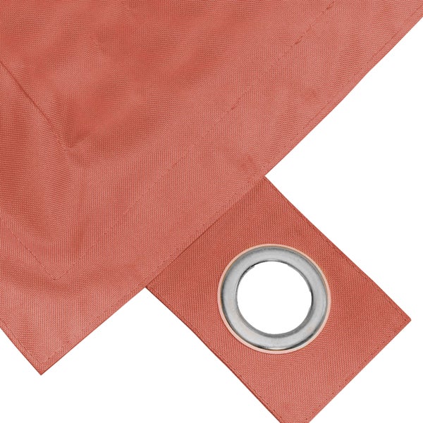 Detailansicht eines Sonnensegelstoffs mit einer Metallöse zur Befestigung.