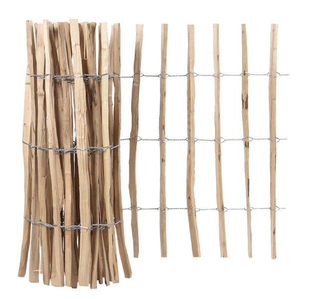 Sichtschutzzaun aus Holz mit Draht verbunden