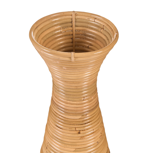 Hohe dekorative Bodenvase aus geflochtenem Rattan mit ausgestellter Öffnung in Sanduhrform.