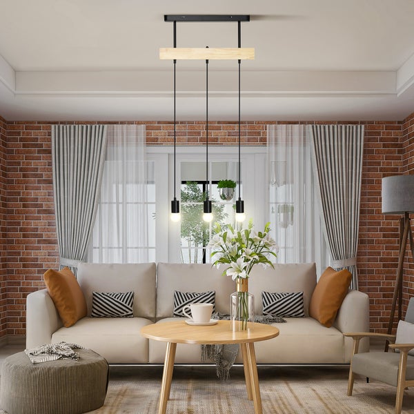 Wohnzimmer mit Pendelleuchte mit drei Leuchten, Sofa und Tisch