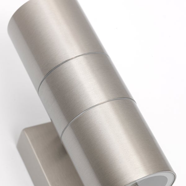 Zylindrische Außenwandleuchte aus gebürstetem Edelstahl.