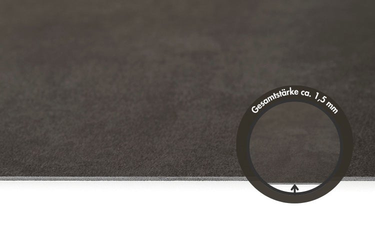 Detailansicht der Gesamtstärke eines Bodenbelags von circa 1,5 Millimeter.