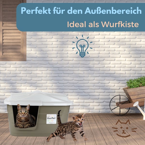 Katzenhaus mit zwei Katzen im Aussenbereich