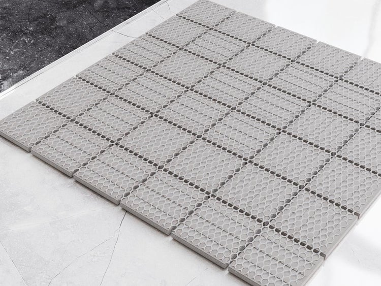 Mosaikfliese auf Netz mit Wabenstruktur und geometrischem Muster.