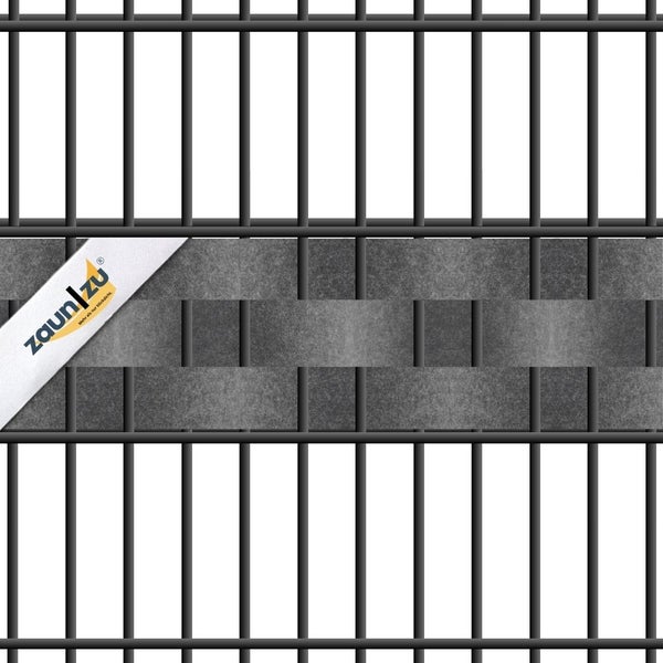 Doppelstabmattenzaun mit eingeflochtenen Sichtschutzstreifen aus Filz und zaun zu Logo.