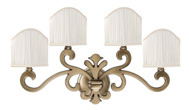 Wandleuchte mit vier Lampen und Lampenschirmen
