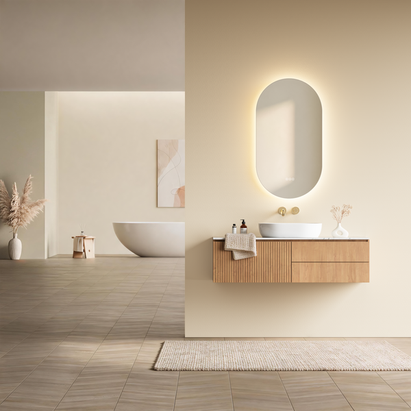 Modernes minimalistisches Badezimmer mit einem hängenden Waschtischunterschrank aus Holz, einem Aufsatzwaschbecken und einem ovalen LED-Spiegel.