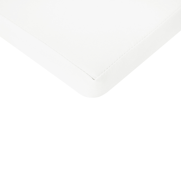 Detailansicht einer abgerundeten Ecke eines weißen Stoffbezugs mit einer sichtbaren Naht.