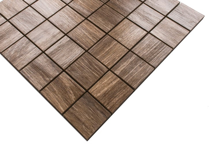 Quadratische Mosaikfliesen in Holzoptik mit strukturierter Oberfläche.