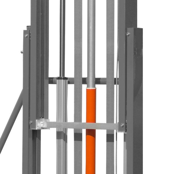 Detailansicht einer Kraftstation mit Metallstangen, Hydraulikzylinder, grauen Gurten und einer orangefarbenen Hülse.