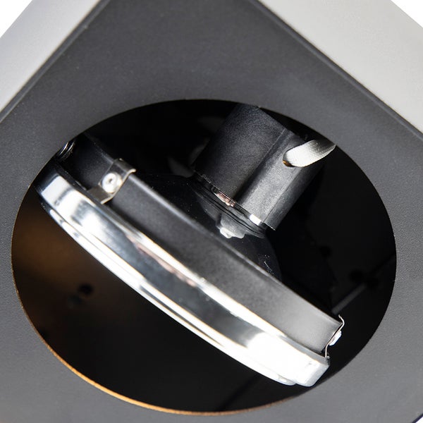 Detailaufnahme eines Deckeneinbaustrahlers