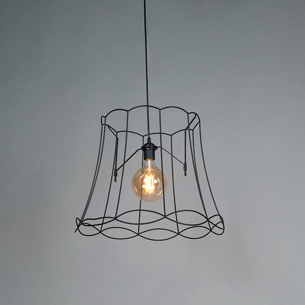 Hängelampe mit Lampenschirm aus Metalldraht und Glühbirne