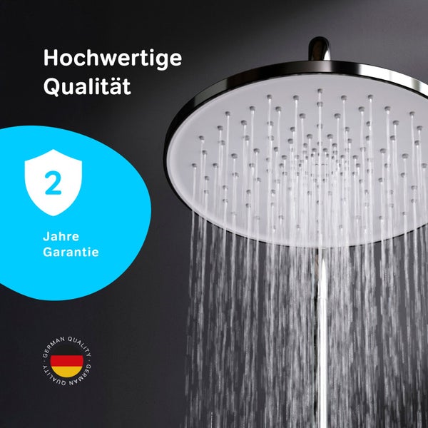 Runde Kopfbrause aus Metall mit Wasserstrahl und Garantiezeichen sowie Herkunftssiegel.