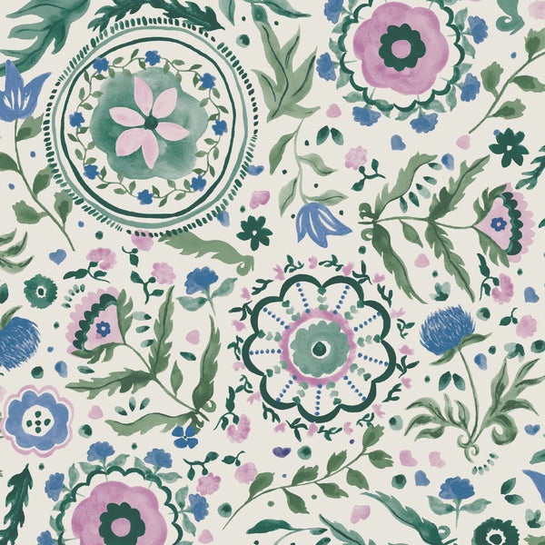 Tapetenmuster mit Blumen im Aquarellstil, kreisförmigen Ornamenten und Blättern.