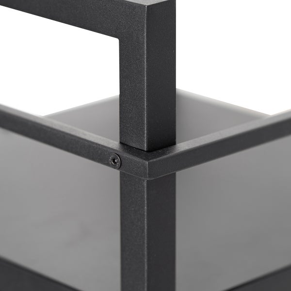 Detailansicht eines schwarzen Metallregals mit Glasböden und Schraubverbindungen