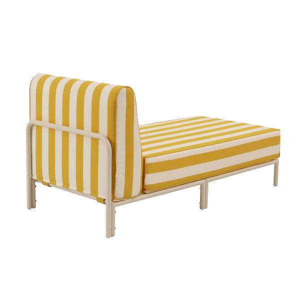 Garten-Chaiselongue mit gelb-weiß gestreifter Polsterung und Metallgestell.