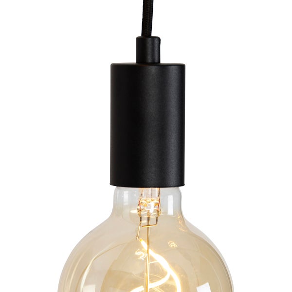 Nahaufnahme einer Hängelampe mit einem klaren, tropfenförmigen Leuchtmittel und einer schwarzen Fassung.