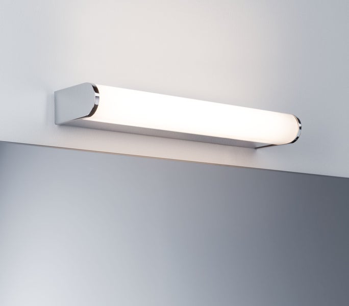 Moderne LED-Badezimmer-Spiegelleuchte in länglicher Form mit verchromten Abschlüssen, über einem Spiegel montiert.