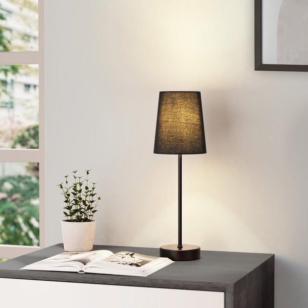 Nachttischlampe auf Kommode mit Pflanze und Zeitschrift