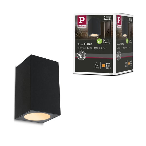 Modern eingerichtetes Schlafzimmer mit Doppelbett, Monstera-Pflanze, Einbauschrank und warmen Einbaustrahlern unter einer Dachschräge.