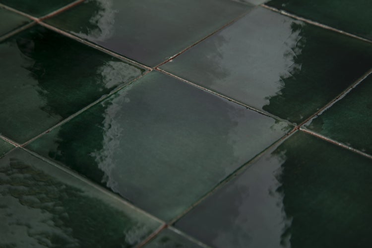 Nahaufnahme von quadratischen, glänzenden Fliesen