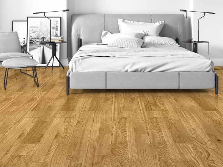 Modernes Schlafzimmer mit hochwertigem Eichenparkett Bodenbelag, gepolstertem Bett und minimalistischer Einrichtung.