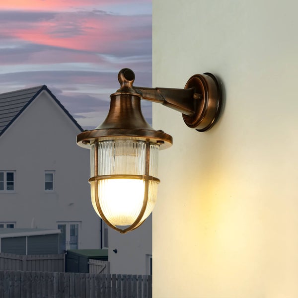 Wandleuchte im Außenbereich mit Lampenschirm aus Glas