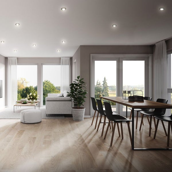Holzliege mit Polsterauflage und Decke am Pool