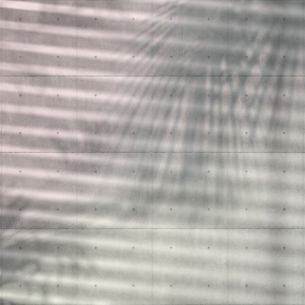 Betonwand mit Schattenmuster