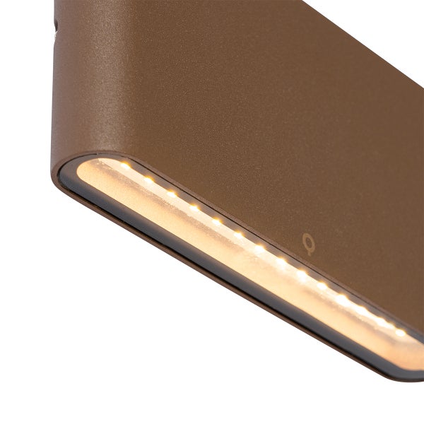 Nahaufnahme einer braunen, modernen LED-Wandleuchte mit integriertem Lichtstreifen und warmer Beleuchtung.