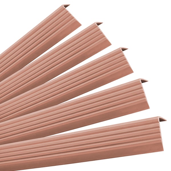 Mehrere Treppenkantenprofile mit geriffelter Oberfläche