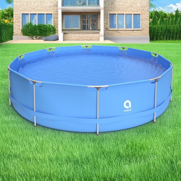 Runder blauer Avenli Rahmenpool mit Wasser gefüllt auf einem grünen Rasen vor einem modernen Haus.