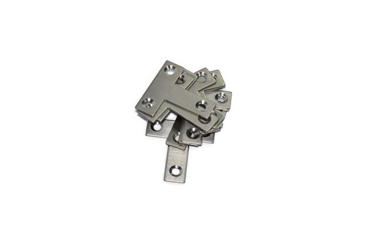 Mehrere Winkelverbinder aus Metall mit Schraubenlöchern