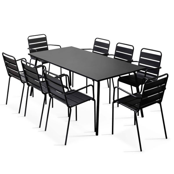 Gartenmöbel-Set bestehend aus einem rechteckigen Tisch und acht Stühlen aus Metall in modernem, schwarzem Design.