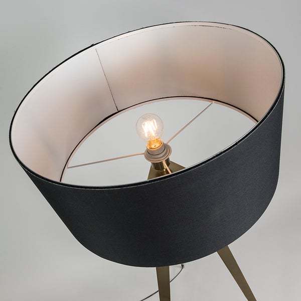 Nahaufnahme einer Stehlampe mit Lampenschirm