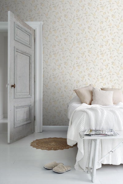 Helles Schlafzimmer mit Bett, Nachttisch und Tapete mit Zitronenmuster