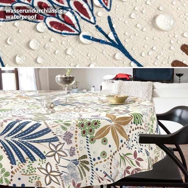 Wasserundurchlässige Tischdecke mit floralem Muster in einem hellen Wohnzimmer, Detailansicht mit Wassertropfen auf der Oberfläche.
