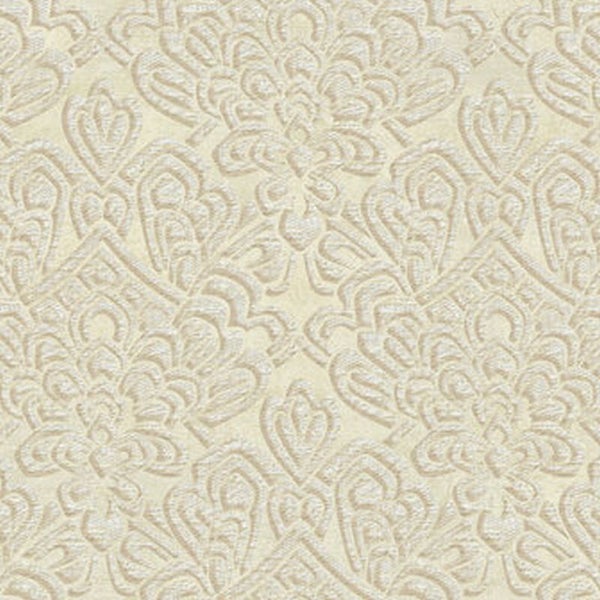 Beige Teppich mit Dekorationsartikeln