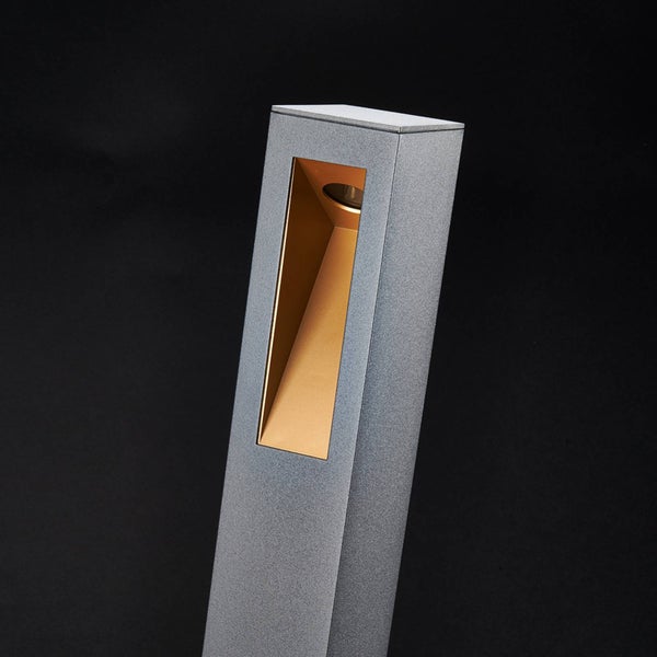 Eckige Wegeleuchte aus Metall in Anthrazit mit goldfarbenem eingelassenem Reflektor für den Außenbereich.