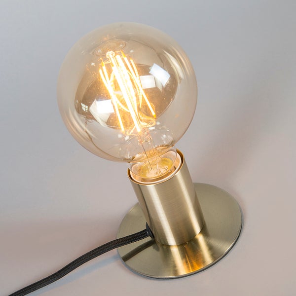 Tischleuchte mit Metallfassung, runder Basis, großer LED-Filament-Globelampe und Textilkabel.