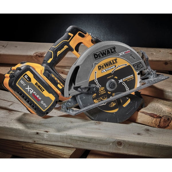 Akku Handkreissäge von Dewalt mit 54 Volt Flexvolt Akku und Sägeblatt auf Holz
