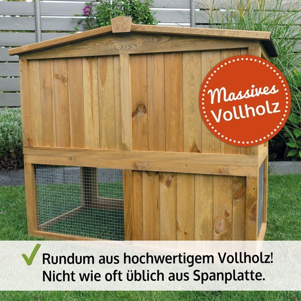 Kleintierstall aus massivem Vollholz mit zwei Ebenen, einem geschlossenen Bereich oben und einem Drahtgitterbereich unten.