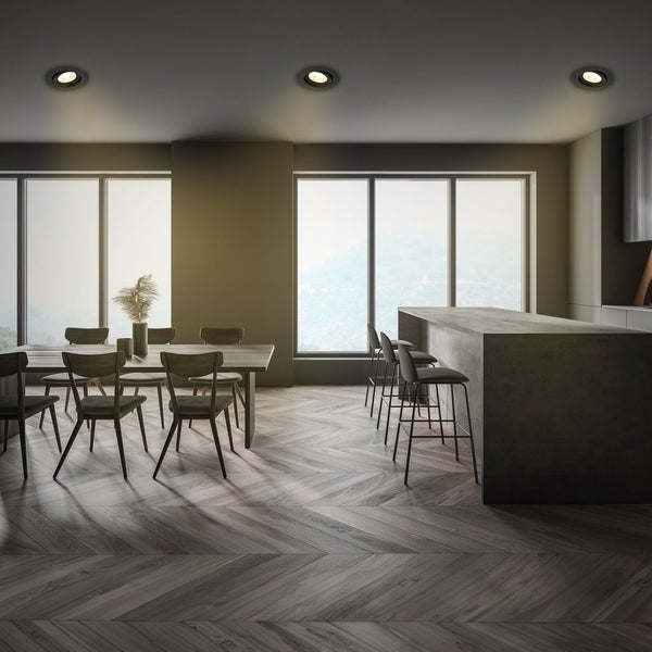 Mann befestigt Staubfangsack an einem Dreieckschleifer