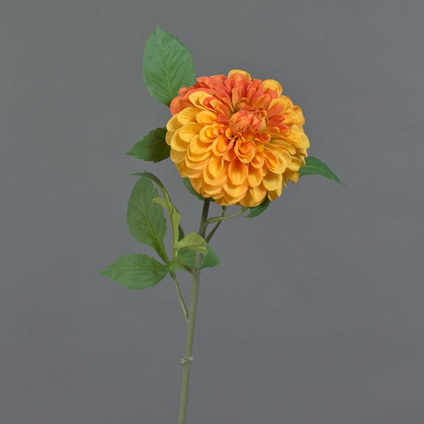 Künstliche Blume Dahlie mit orangefarbenen und gelben Blütenblättern in Nahaufnahme.