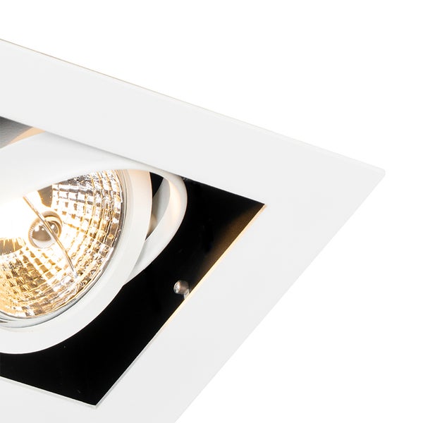 Quadratischer Einbaustrahler in Weiß, schwenkbar, mit Reflektorleuchtmittel und schwarzem Innengehäuse.