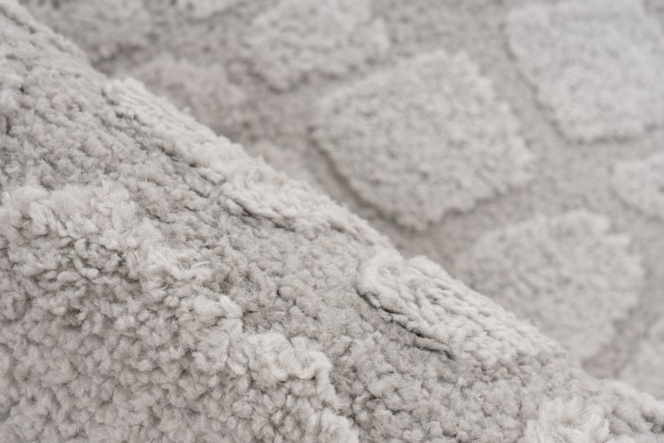 Strukturierter Hochflor Teppich mit quadratischem Muster als Nahaufnahme