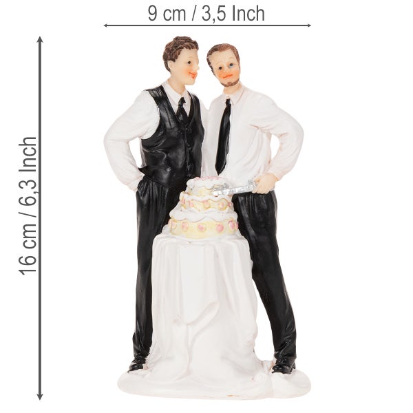 Dekorative Tortenfigur mit zwei Männern, die eine Hochzeitstorte anschneiden. Höhe 16 Zentimeter, Breite 9 Zentimeter.