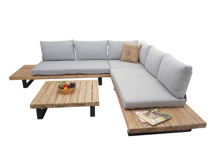 Moderne L-förmige Gartenlounge aus Holz mit grauen Polstern und passendem Couchtisch aus Holzlatten.