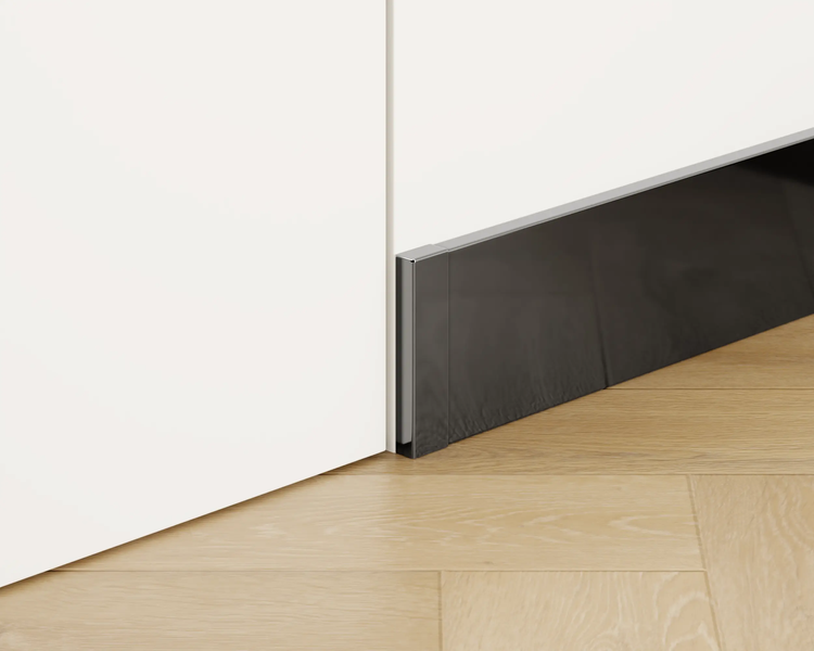 Sockelleiste mit Metallkante an einer weißen Wand