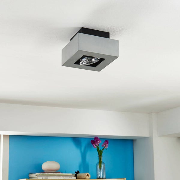 Deckenspot mit kubischem Lampenschirm an Zimmerdecke
